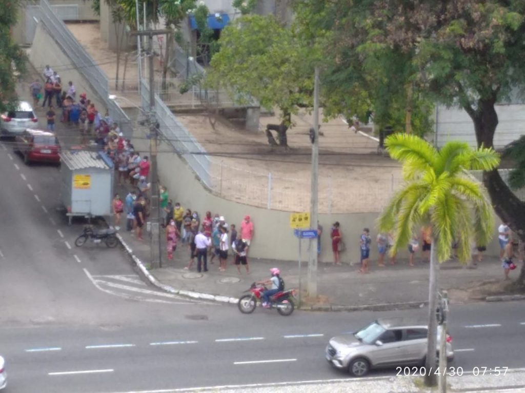 Fila Para Receber Aux Lio Emergencial Provoca Aglomera O Na Avenida