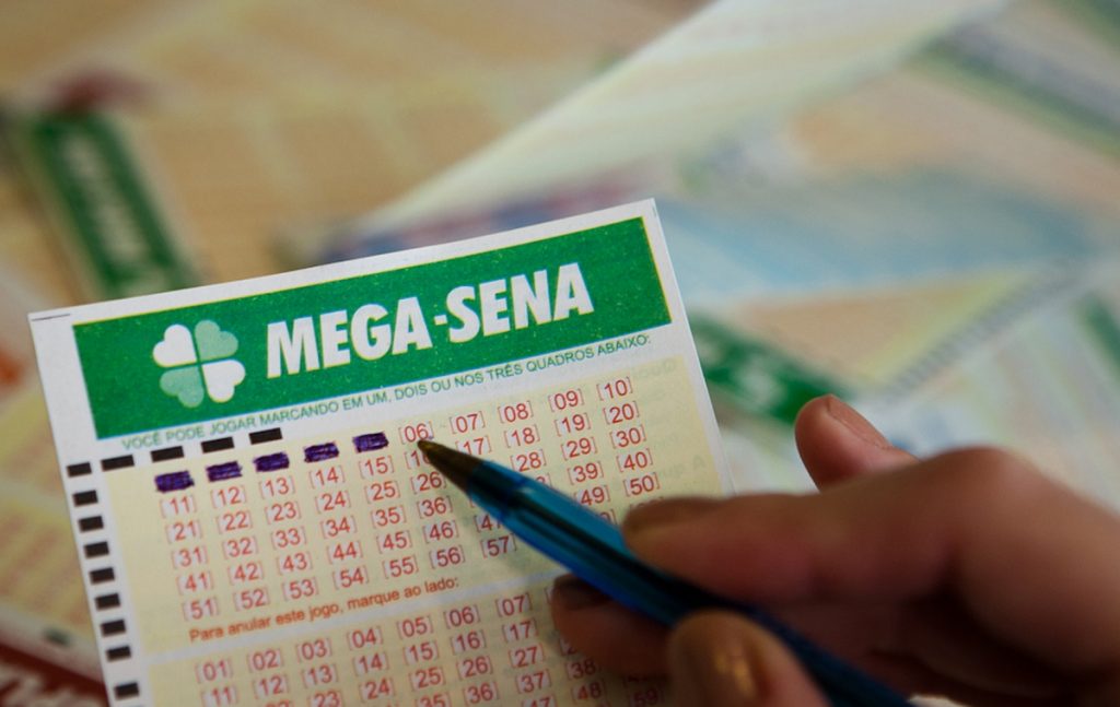 Resultado de imagem para Mega-Sena acumula e deve pagar R$ 90 milhões no sábado (08)