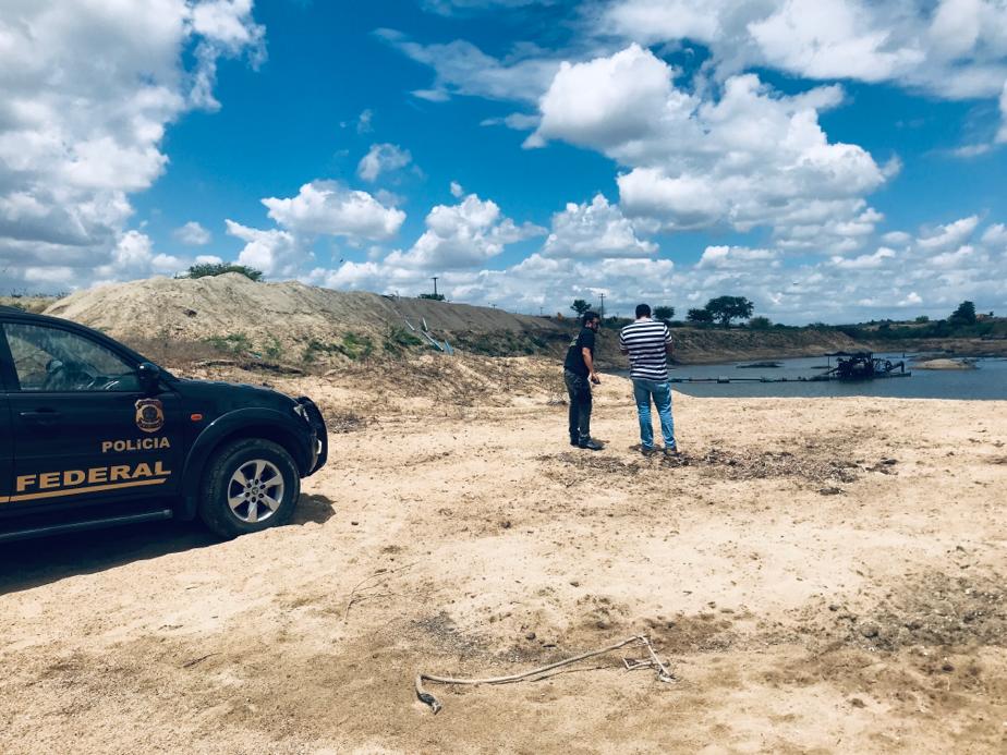 Polícia Federal combate extração ilegal de areia na Paraíba Polícia Federal combate extração ilegal de areia na Paraíba