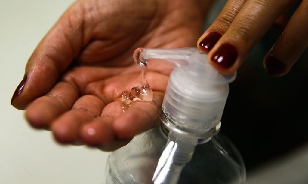 Ãlcool em gel nas mÃ£os requer cuidado para evitar