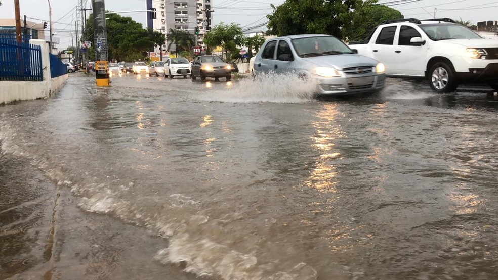 Fortes chuvas deixam ruas e avenidas alagadas e semáforos afetados, em